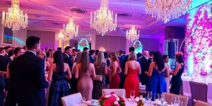 Oameni eleganți la un eveniment monden în România.