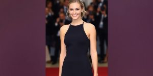 Maria Sharapova pe covorul roșu, elegantă, zâmbind