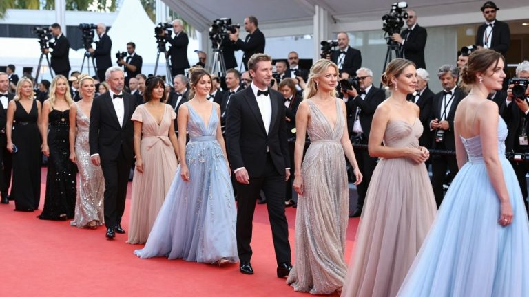 Cum se stabilesc codurile vestimentare la evenimente de top